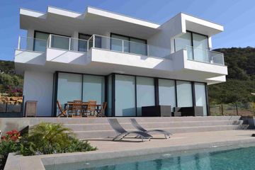 Arquitecto Juan Carlos Valencia Delgado casa con piscina